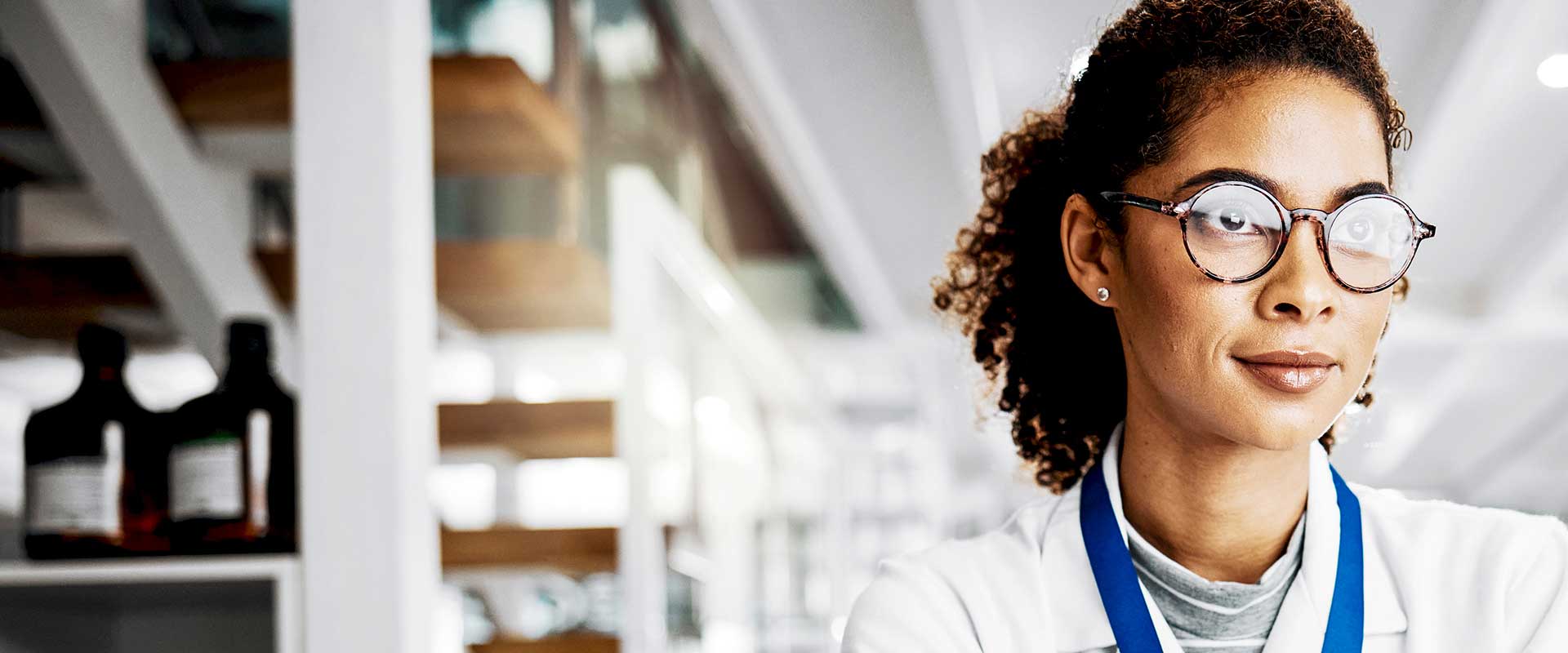 pharmacienne biologiste devant un microscope