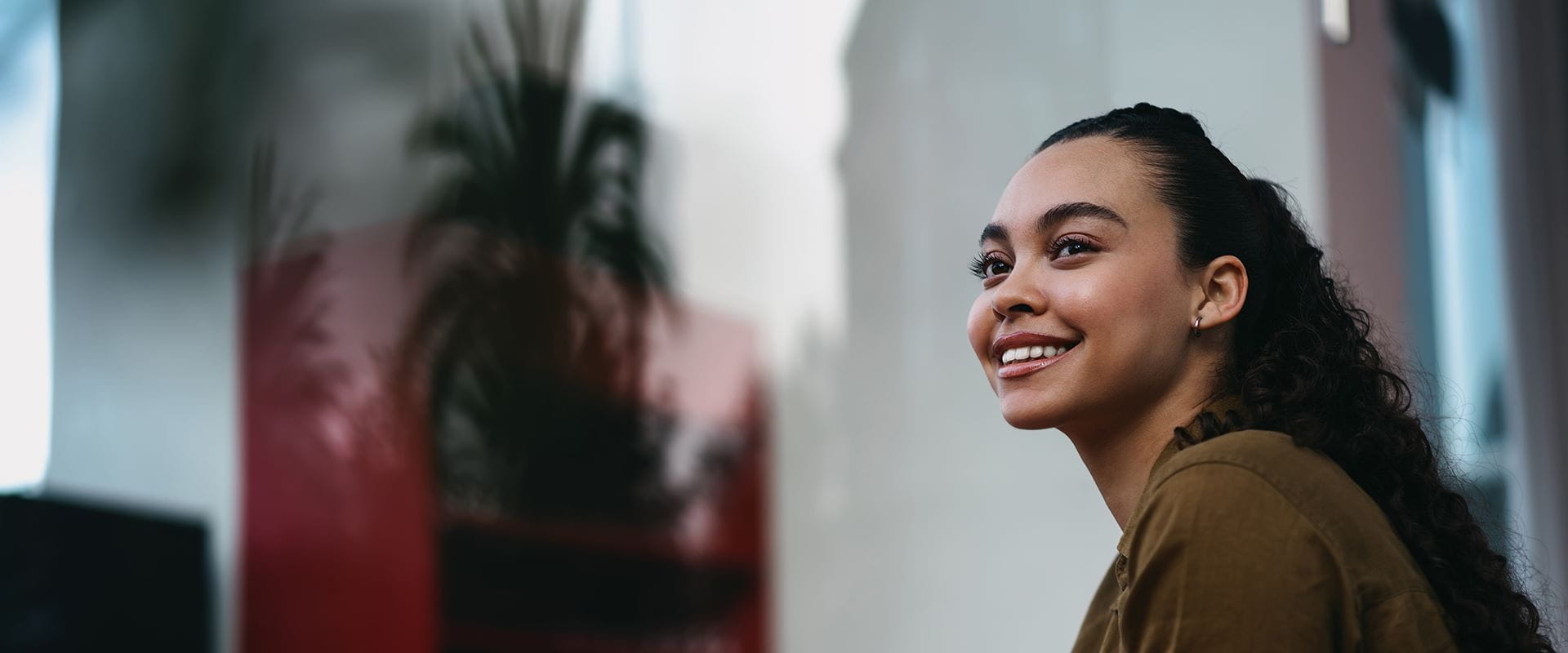 Souriante femme suivant à distance une formation professionnelle