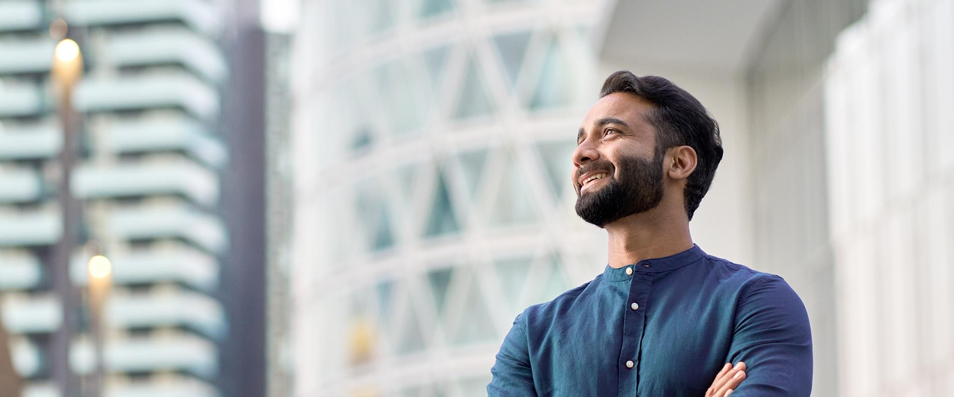 Heureux homme pensant à une carrière future réussie
