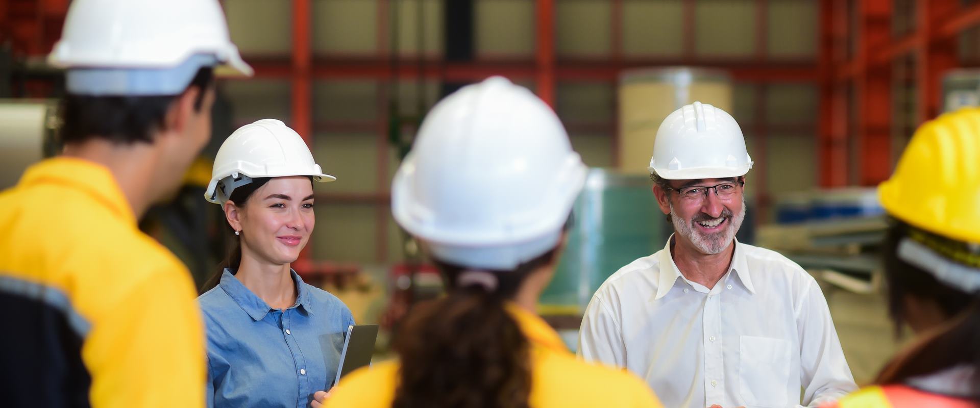 Formateur en interaction avec des apprentis en formation, illustrant le Contrat de Professionnalisation Intérimaire comme voie d’accès à l’emploi.