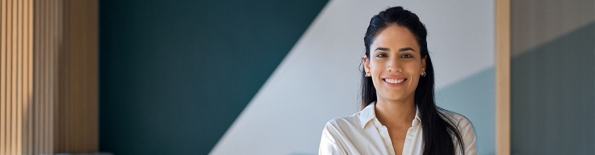 Une femme souriante dans une entreprise