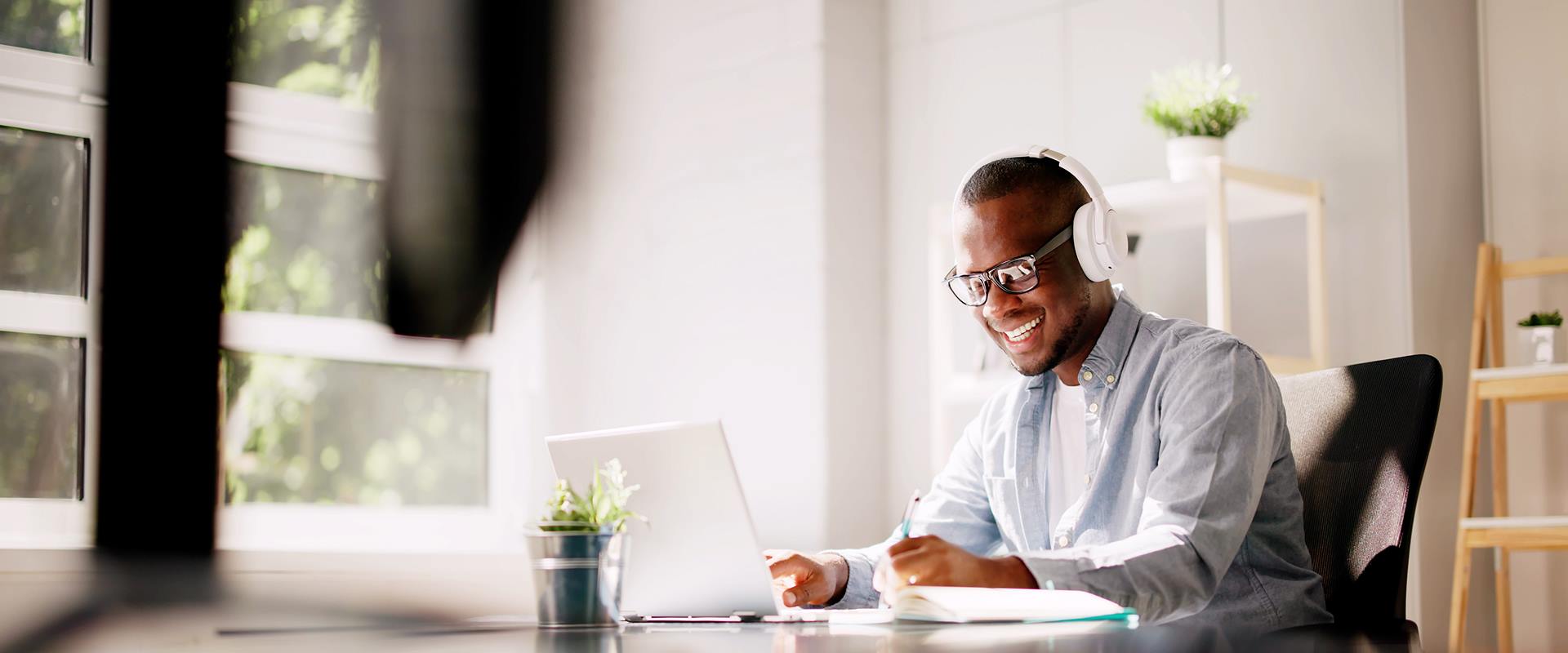 Homme professionnel s'épanouit dans des sessions de formation  grâce à validation des acquis de l'expérience
