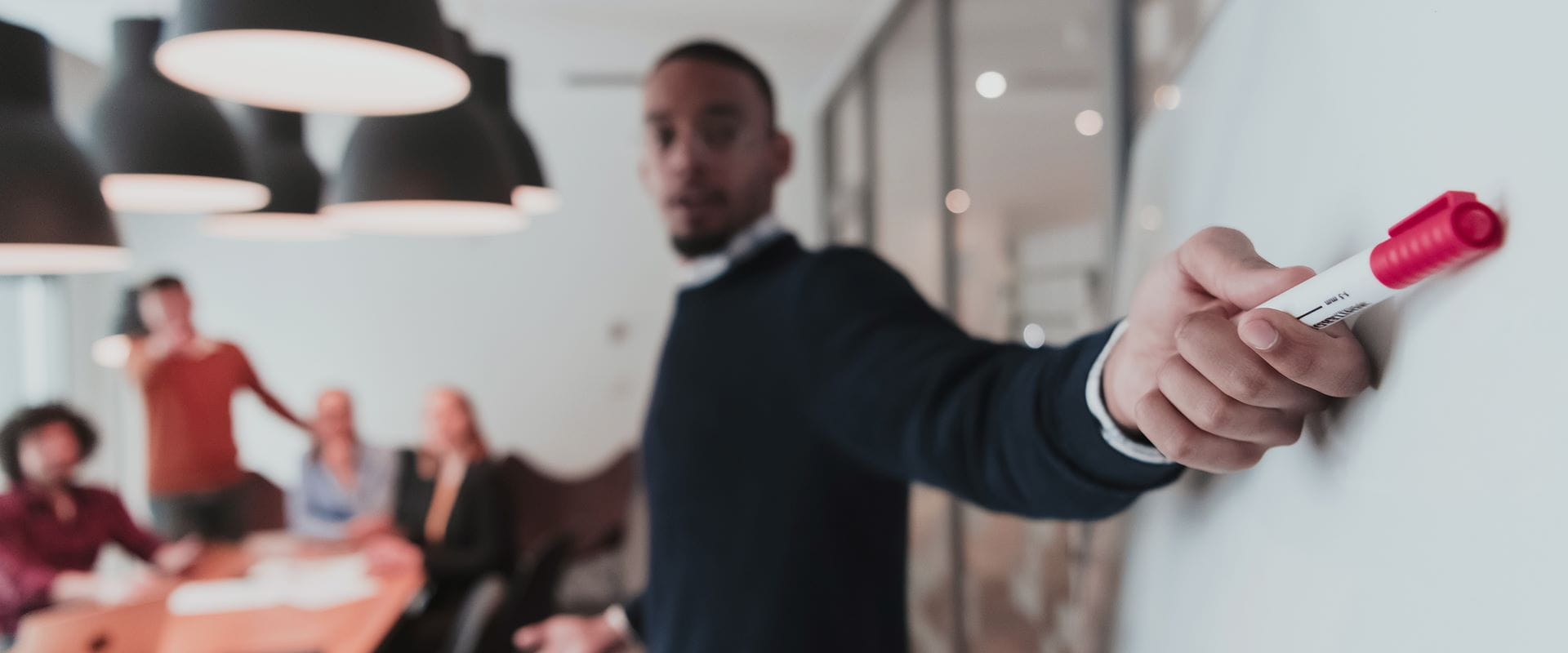 Formateur donne une présentation dans une formation d’alternance