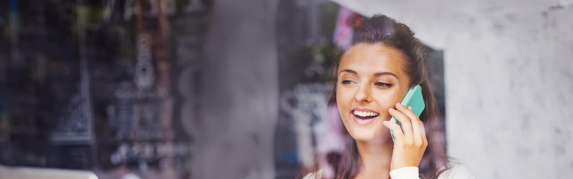 Une femme souriante au téléphone