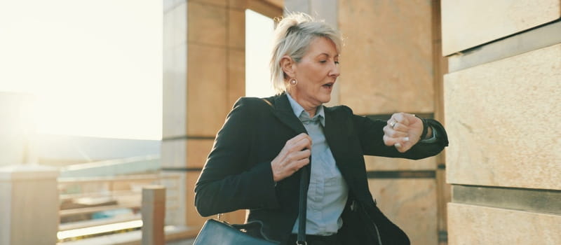 Une femme stressée d'arriver en retard au travail dans un environnement professionnel Une femme stressée d'arriver en retard au travail dans un environnement professionnel