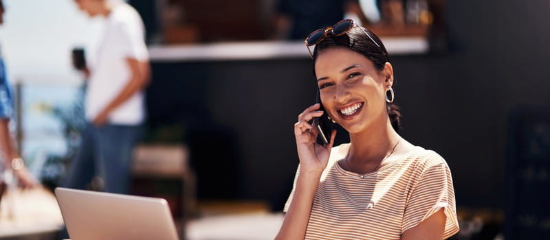 Une salariée souriante au téléphone lors d'un grand déplacement professionnel 