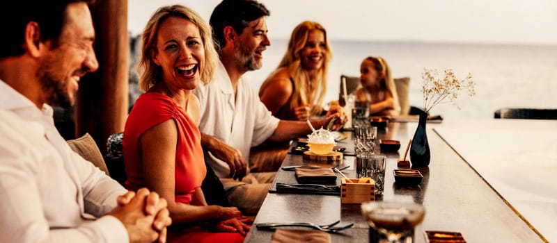 Un groupe de collègue dans un restaurant lors d'un pot de départ Un groupe de collègue dans un restaurant lors d'un pot de départ