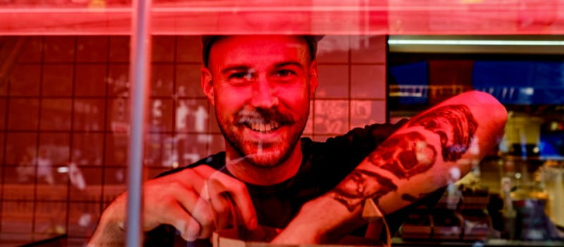 Un salarié travaillant dans un restaurant pour la saison estivale 