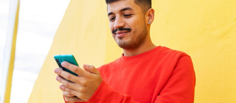 Un candidat postulant à une offre sur son téléphone sans cv 