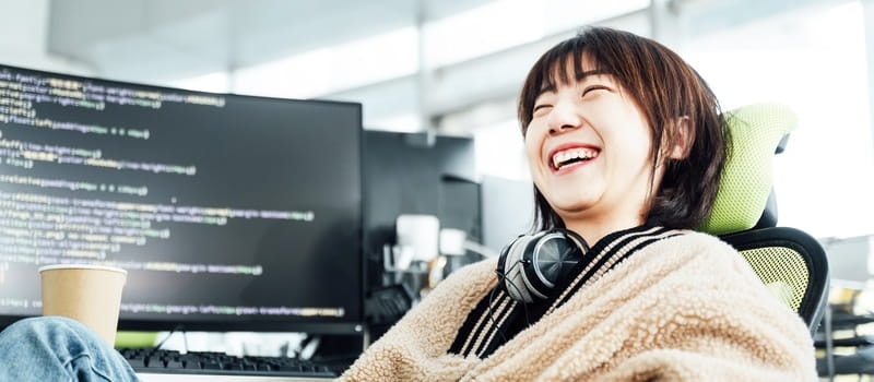 Une jeune femme heureuse sur son lieu de travail