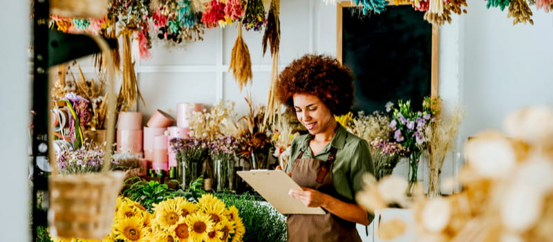 Une intérimaire Adecco travaillant un week-end en tant que fleuriste Une intérimaire Adecco travaillant un week-end en tant que fleuriste