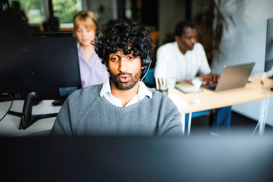 un client faisant appel à l’aide Adecco à son post de travail