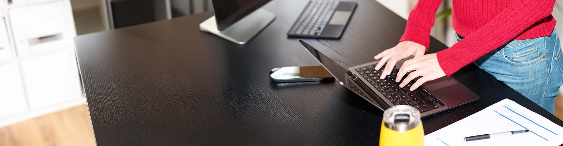 Des mains sur un ordinateur portable 
