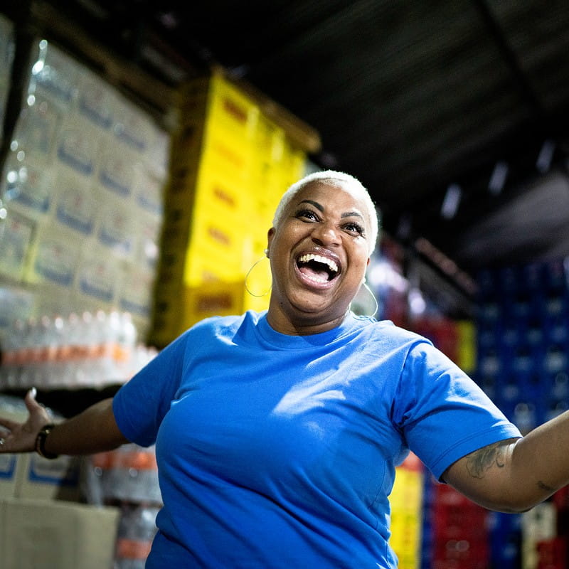 Une femme souriante travaillant sur un site logistique 
