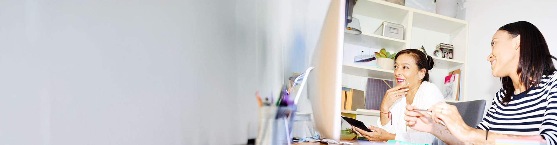 Deux recruteuses travaillant dans une agence Adecco​