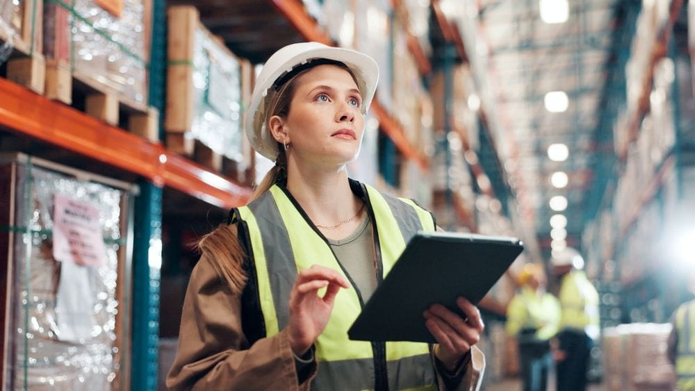 Une manager travaillant sur un site logistique