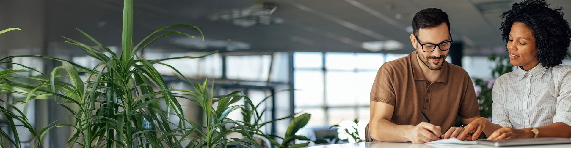 Deux recteurs Adecco travaillant sur des solutions d’externalisation