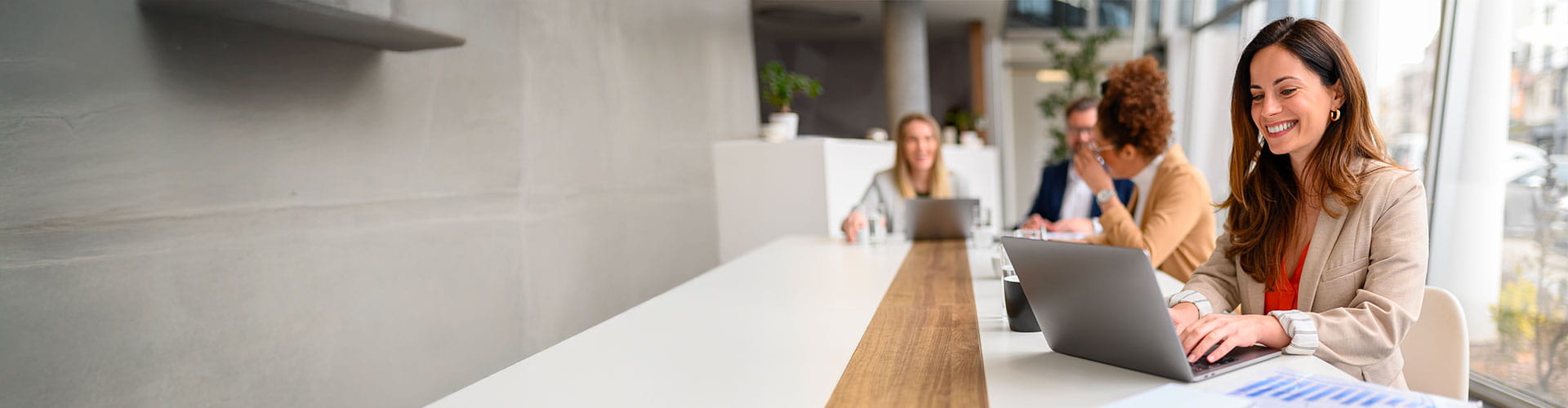 une salariée consultant sur son ordinateur les financements en formation