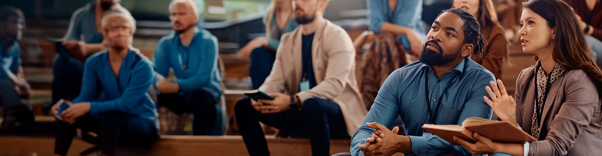 deux salariés suivant une formation professionnelle avec Adecco Training