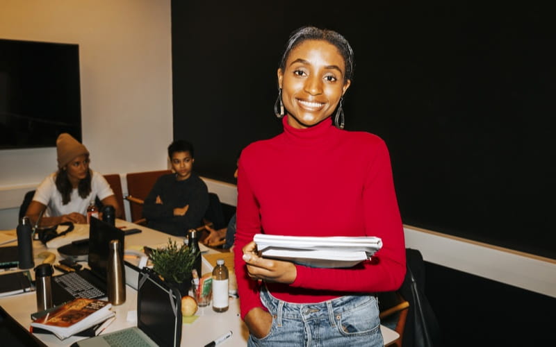 Une RH se demandant à son bureau avec ses équipes Une RH se demandant à son bureau avec ses équipes
