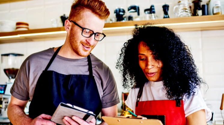 deux collègues travaillant dans un restaurant