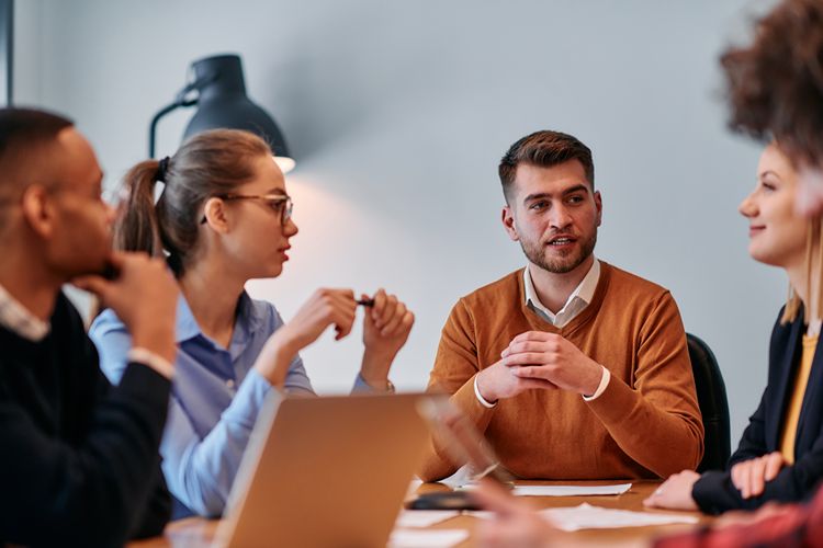 Plusieurs personnes font un comité d'entreprise