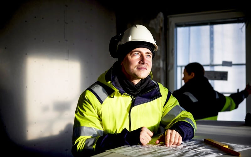 Un homme avec un casque de chantier travaillant sur un projet BTP