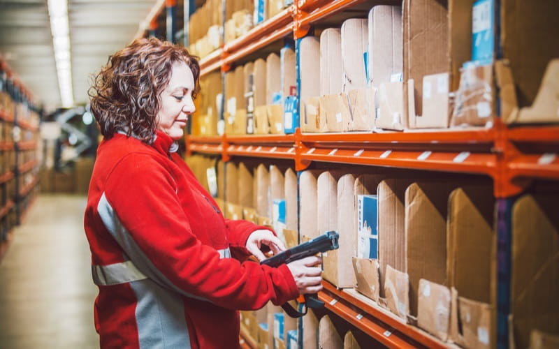 une intérimaire Adecco travaillant dans le domaine logistique​