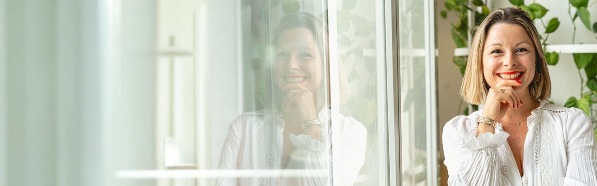 Une femme souriante dans un environnement professionnel