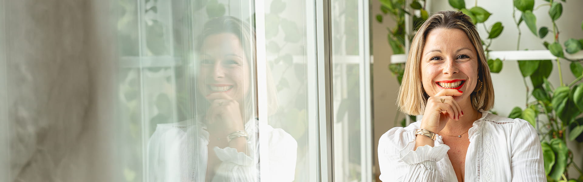 Une femme souriante dans un environnement professionnel