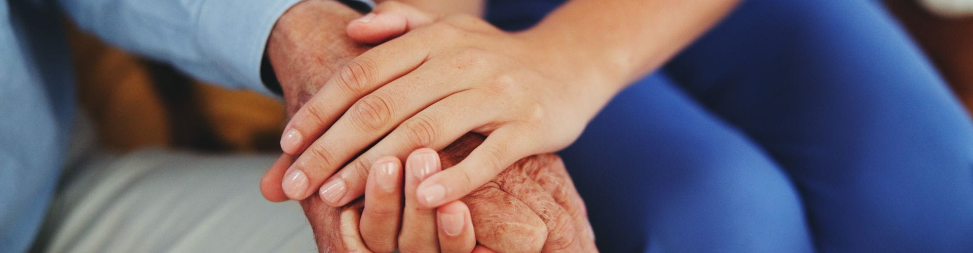 main d’un patient et d’un soignant
