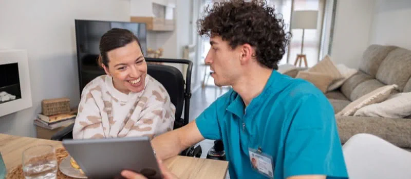 Un soignant Adecco Medical travaillant dans le secteur du handicap Un soignant Adecco Medical travaillant dans le secteur du handicap