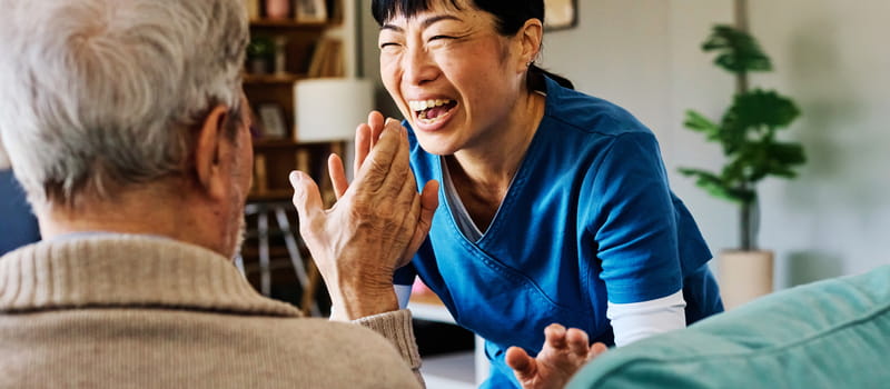 Une soignante Adecco Medical avec son patient