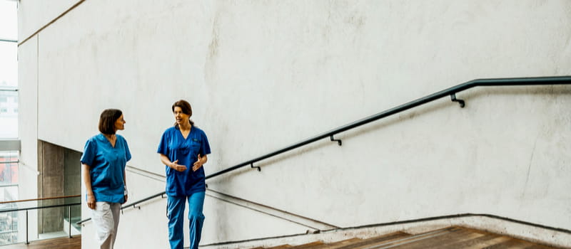 Deux managers du domaine médicale gérant un conflit d'équipe