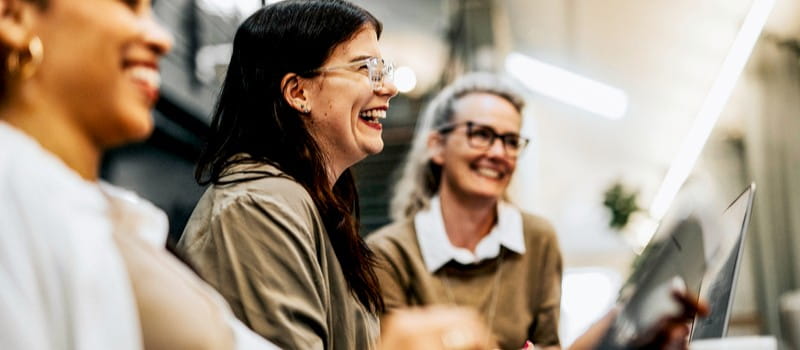 Une équipe de travail souriante lors d'un teambuilding Une équipe de travail souriante lors d'un teambuilding