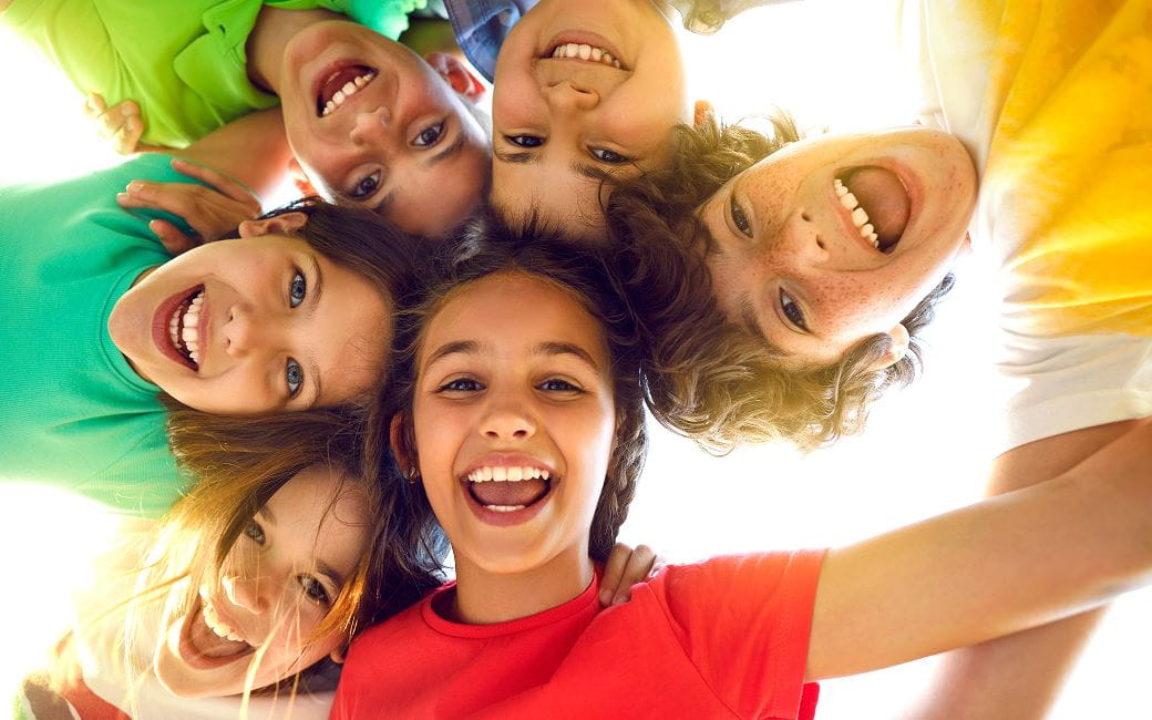 Des petits enfants joyeux qui jouent ensemble et s'amusent.