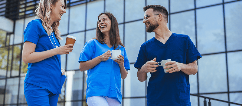 Une nouvelle soignante s’intégrant durant la pause-café avec ses nouveaux collègues. 