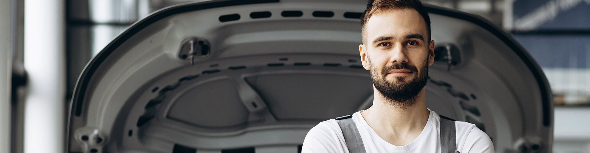 1 homme devant une voiture