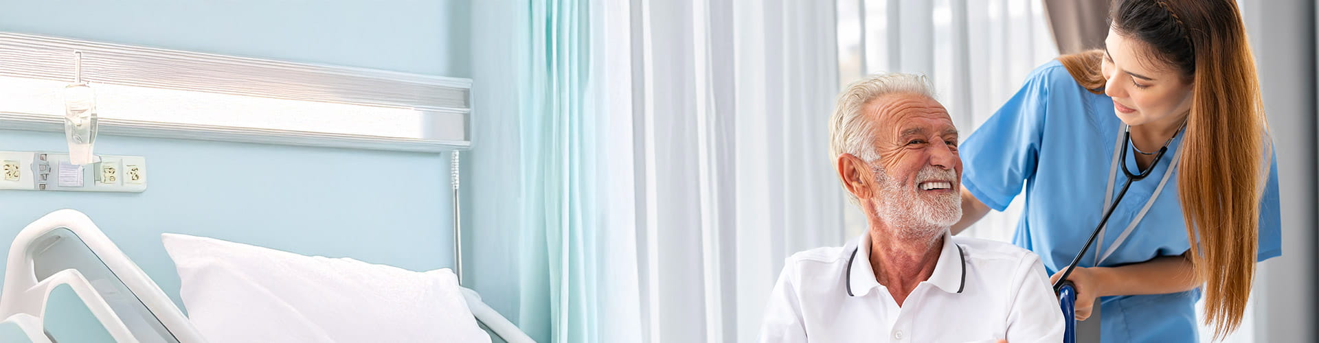 infirmiere-personne-agee-chambre-hopital