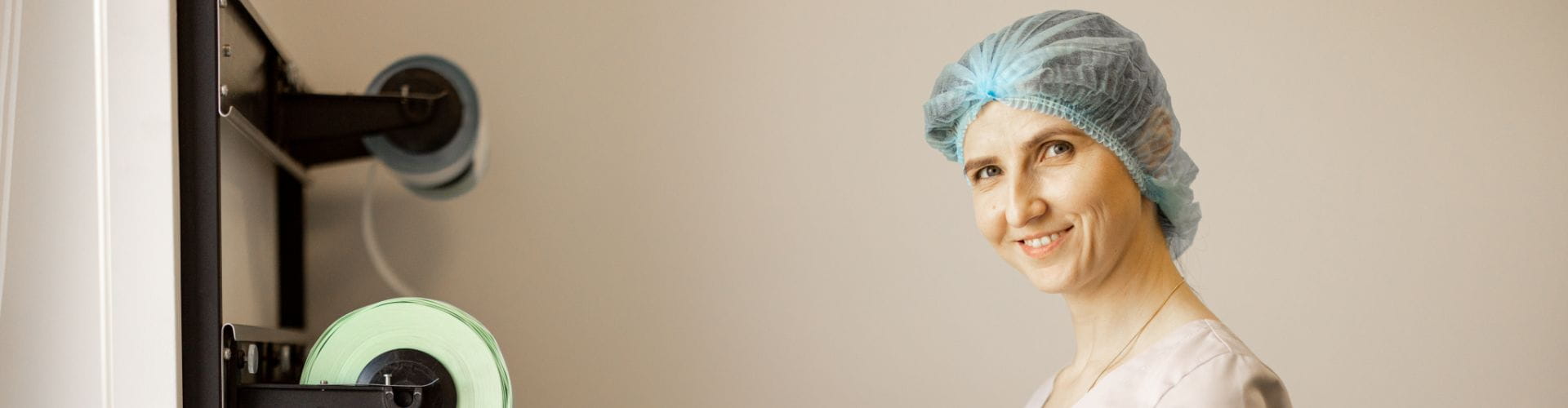 Un femme soignante avec une charlotte sur la tête