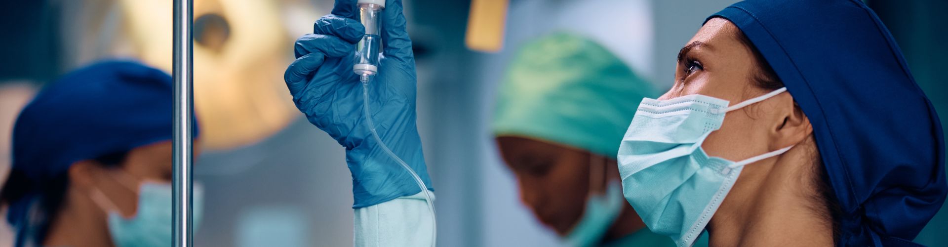 Une femme anesthésiste regarde une perfusion