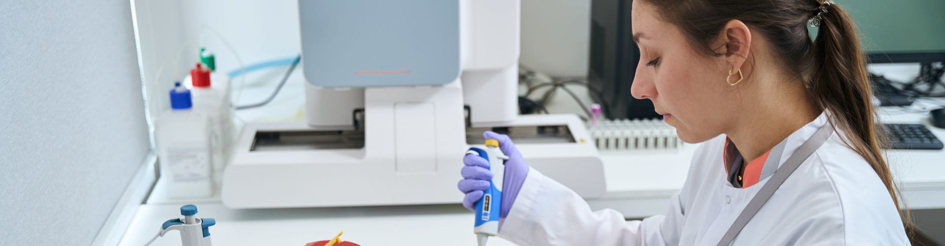 Une technicienne de laboratoire utilise une pipette