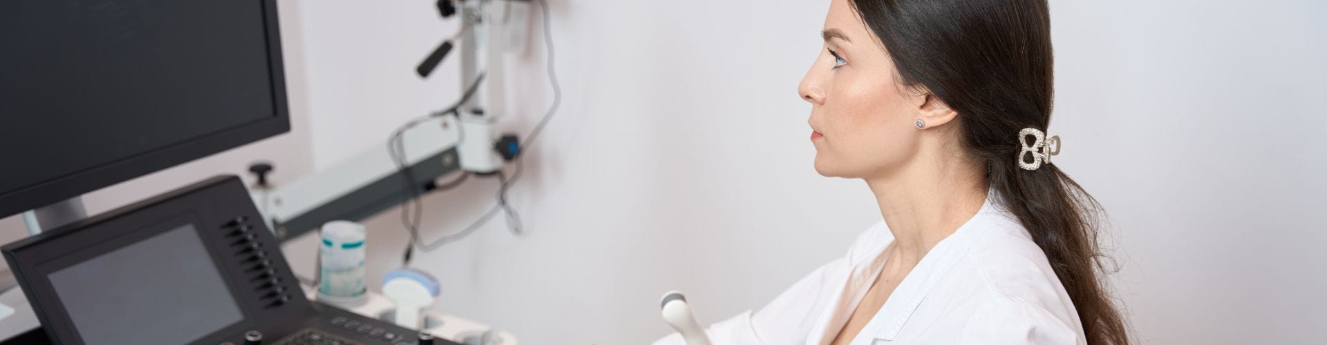 Une femme médecin effectue une échographie