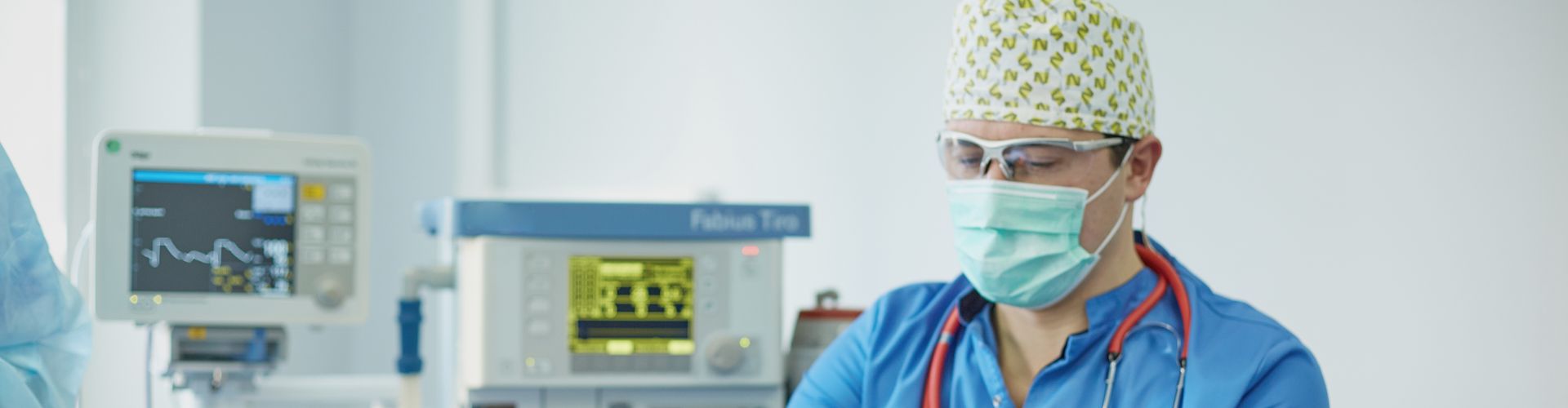 Un chirurgien dans une salle d'opération avec de l'équipement médical