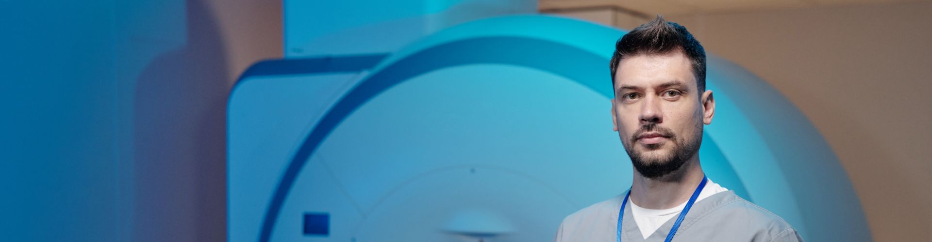 Un professionnel de la santé debout devant une machine d'IRM