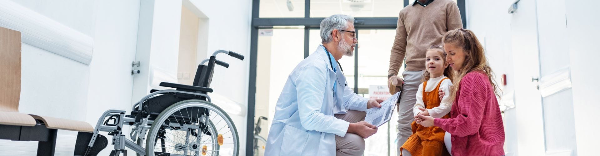 médecin urgentiste qui converse avec des enfants