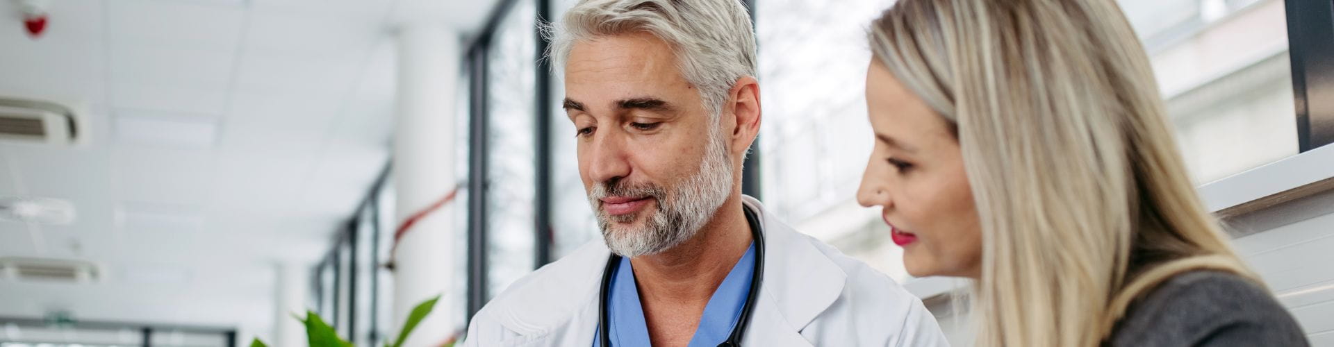 Un médecin en consultation avec une patiente