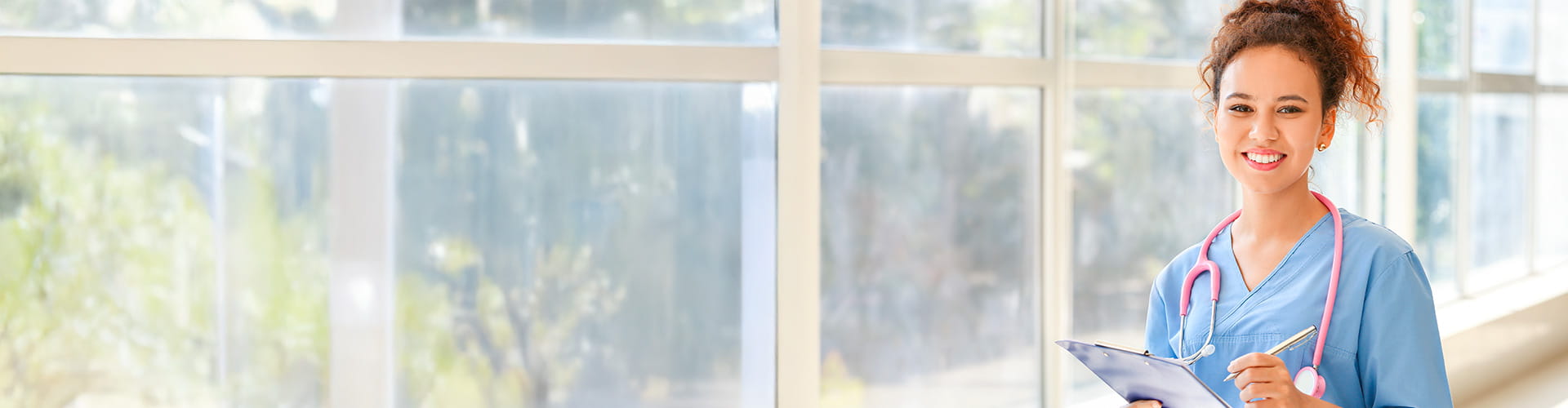 une aide-soigante en CDI apprenant