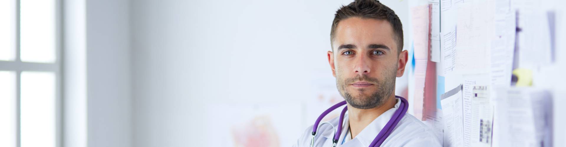 Un homme travaillant dans le secteur de la santé sourit.