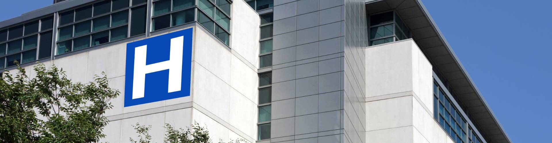 bâtiment d’hôpital avec panneau H bleu et blanc